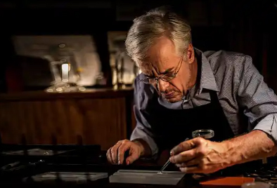 依波路手表表蒙有划痕如何处理（手表表蒙划痕维修方法总汇）